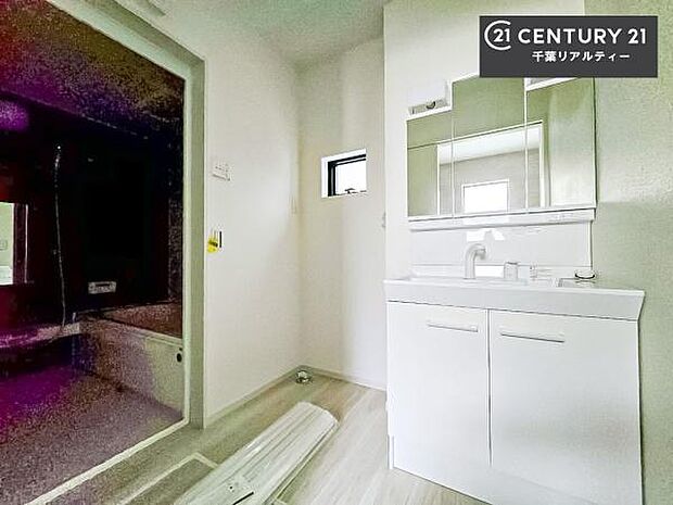 三面鏡仕様の洗面所は、身だしなみがしやすい造り!裏は収納になっています。ドライヤーやお化粧道具を片付けられるので洗面台周りをスッキリと見せることが出来ます!