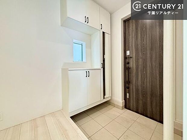 シューズボックス付きなので、玄関が片付きお掃除がしやすいです!スッキリした玄関で戸を開けた瞬間、清潔感のある心地いい空間が出迎えてくれます。