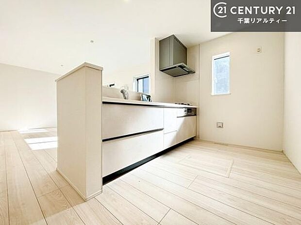 ゆとりある調理スペースで作業がしやすい快適なキッチンです!お子様と一緒にお菓子造りも楽しめる広々スペースです。楽しい調理時間になりそうですね!