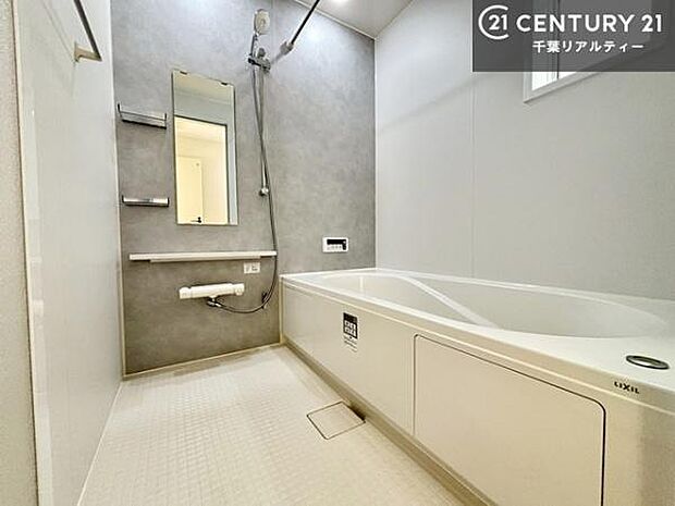 白を基調とした清潔感のあるバスルーム!快適なバスタイムが送れます!1日の疲れをしっかりと癒してくれる素敵なリラクゼーション空間になりそうですね。