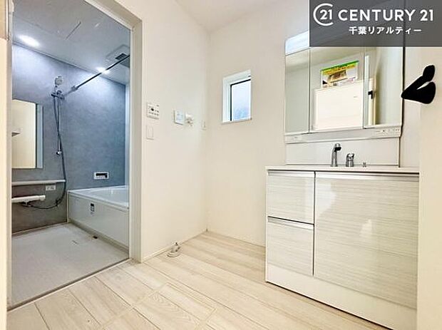 小窓付きの明るい洗面室です!湿気もすぐに入れ替えができて清潔に保つことができます!自然光が差し込むのでお化粧の仕上がりも良くなりますね!