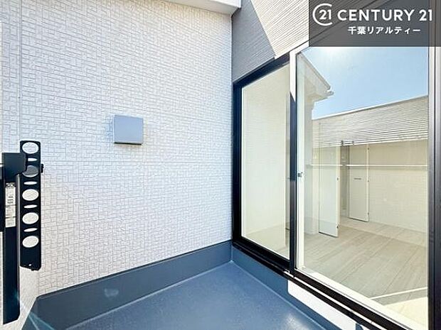 広々としたバルコニーで一日の始まりをスタート!お洗濯ものをたっぷり気持ちよく干せます!