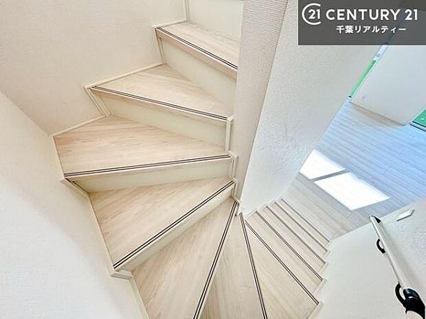 階段は明るく手摺りもついています。お子様やご年配の方も安心してご利用頂けますね。