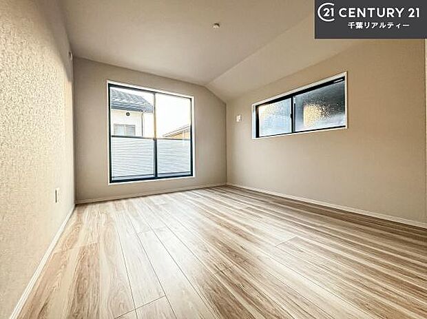 バルコニーに面している洋室です。明るく温もりがあり、換気もしっかりできます!朝起きて、外に出て背伸びをしつつ深呼吸をし良い朝を迎え入れることが出来そうですね!