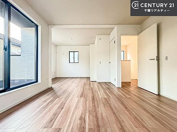 優しい光が差し込む洋室は、朝の目覚めも気持ちが良さそうですね。おうち時間もゆったりと過ごすことができます。