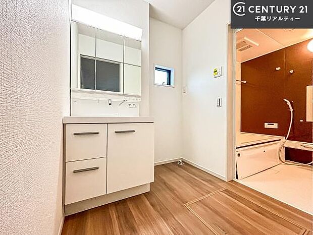 小窓付きの明るい洗面室です!湿気もすぐに入れ替えができて清潔に保つことができます!自然光が差し込むのでお化粧の仕上がりも良くなりますね!