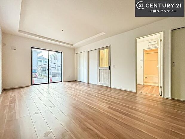 優しい陽だまりがリビングを包んでくれて居心地の良い空間を演出してくれます!自然と家族が集い会話が増える心地よい空間!