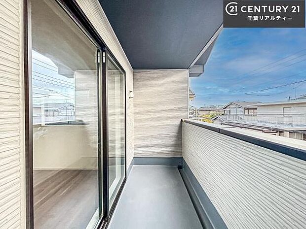 陽当たり良好なバルコニーです!晴れた日には青い空を見渡せる開放的な時間を楽しめます。