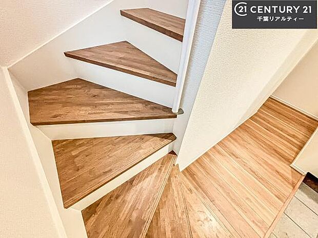 階段は明るく足元がしっかりと見えて安心!お子様やご年配の方も安心してご利用頂けますね。