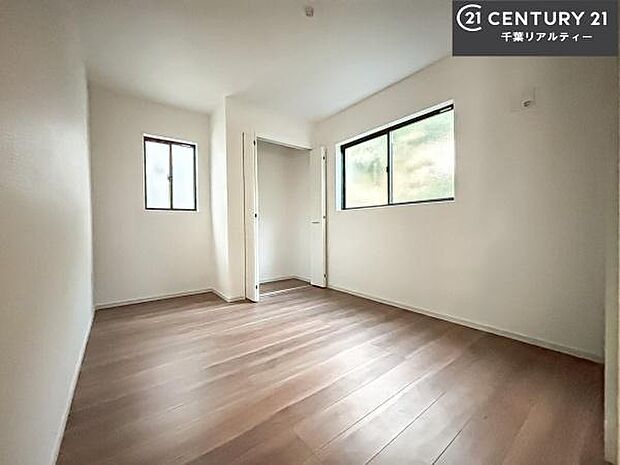 収納スペースがついています!居室をスッキリ整頓する事ができますね。家具を選ばないシンプルなデザインの為、家具を選ばずお気に入りの空間作りができそうですね。