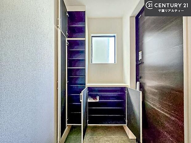 シューズボックス付きなので、玄関が片付きお掃除がしやすいです!スッキリした玄関で戸を開けた瞬間、清潔感のある心地いい空間が出迎えてくれます。