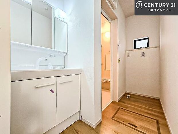 三面鏡仕様の洗面所は、身だしなみがしやすい造り!裏は収納になっています。ドライヤーやお化粧道具を片付けられるので洗面台周りをスッキリと見せることが出来ます!