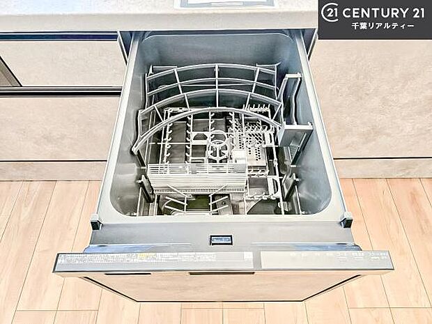 食洗機付き!忙しい時や冬場は手荒れ防止として大活躍します!ビルトイン仕様なので、場所も取らず調理スペースも広く使えて手際よく作業が出来ます!