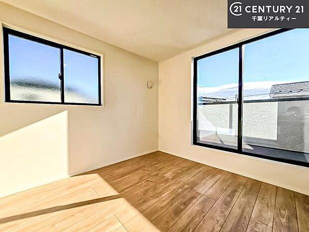 バルコニーに面している洋室です。明るく温もりがあり、換気もしっかりできます!朝起きて、外に出て背伸びをしつつ深呼吸をし良い朝を迎え入れることができます。