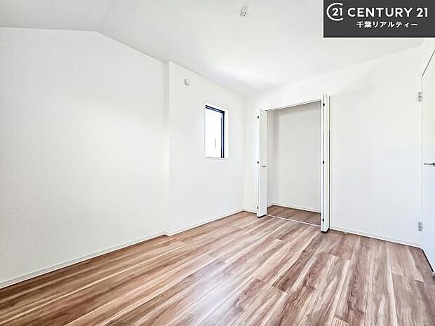 優しい光が差し込む洋室は、朝の目覚めも気持ちが良さそうですね。おうち時間もゆったりと過ごすことができます。