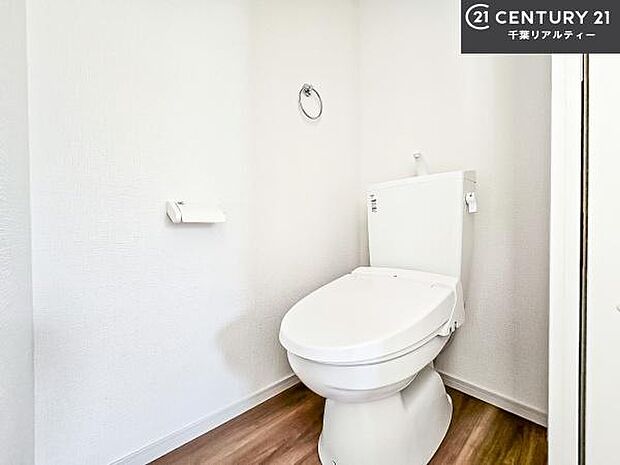 1・2階にトイレがございます!朝の忙しい時間帯も待たずにすみそうですね。白を基調とした清潔感のあるトイレでお手入れがしやすいです!