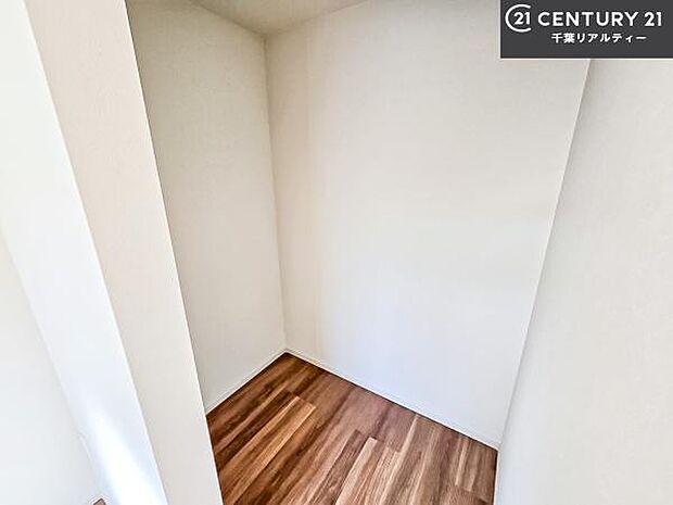 ウォークインクローゼット付きです。たくさんのお洋服などを収納しておけそうですね!他にも扇風機や加湿器など季節物の大きな家電も収納できます。