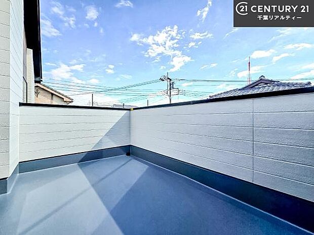 陽当たり良好なバルコニーです!晴れた日には青い空を見渡せる開放的な時間を楽しめます。