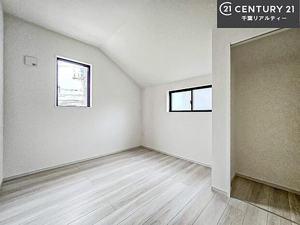 掃き出し窓がないお部屋は、お子様のお部屋としても安心です!収納スペースも充実しているので散らかったお部屋をサッと片付けられます!