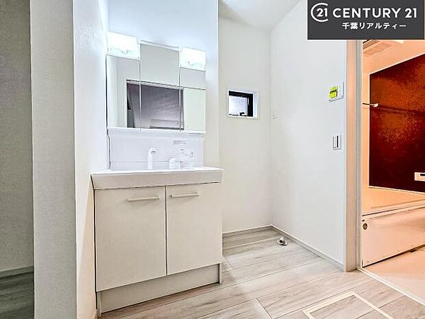 小窓付きの明るい洗面室です!湿気もすぐに入れ替えができて清潔に保つことができます!自然光が差し込むのでお化粧の仕上がりも良くなりますね!