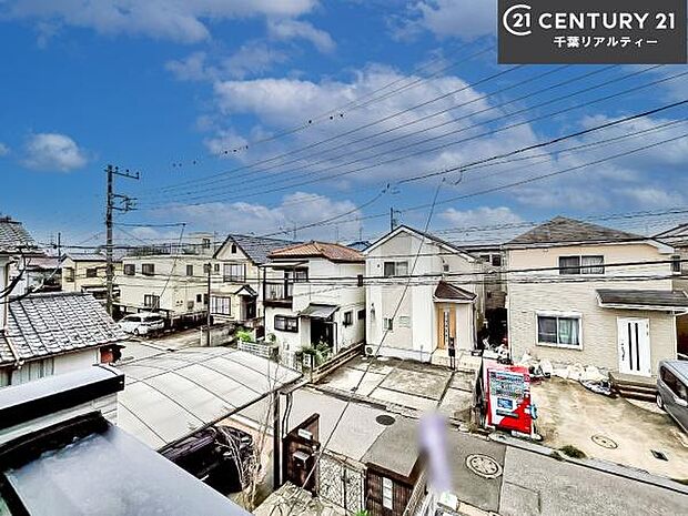 落ち着きある住宅街、周囲には高い建物がなく、緑が多く空が広く開放感があり、陽当りを大きく遮られることもありません。気持ちの良い風が通り抜ける街並みです。