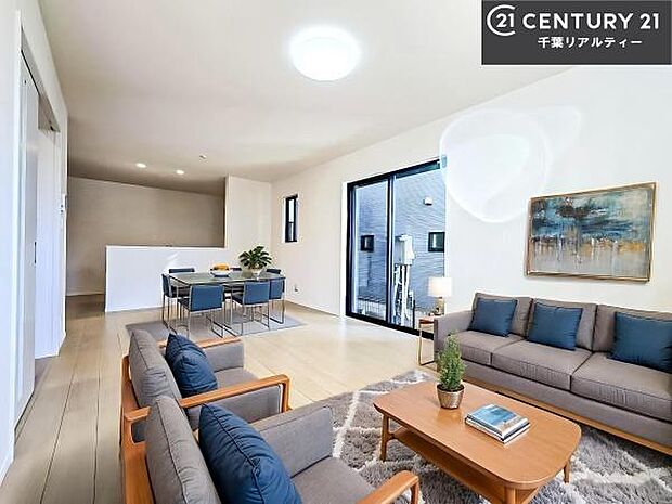 家具はCGパースです。心地良いリビングは家族が自然と集まります。家族団欒の時間が増えそうです。ご家族と、より一層充実した時間を過ごせそうですね。明るく開放的な空間です。