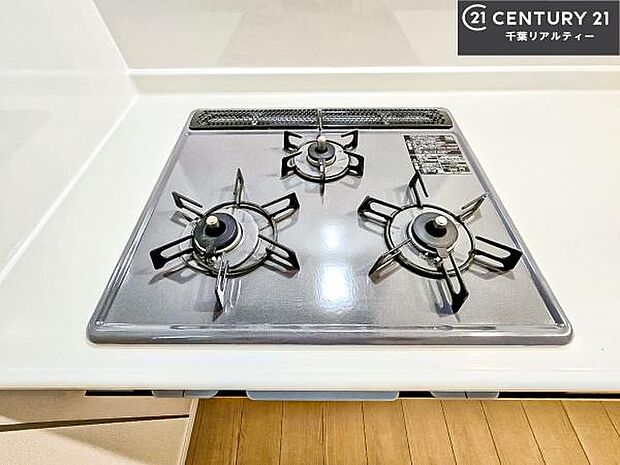 コンロは三口あるのでお料理の同時進行ができます。もちろんグリル付きです。調理スペースも広々している為作業がしやすい!使い勝手が良いシステムキッチンです!