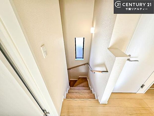 階段は明るく手摺りもついています。お子様やご年配の方も安心してご利用頂けますね。