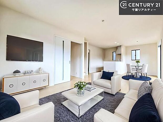 家具はCGパースです。心地良いリビングは家族が自然と集まります。家族団欒の時間が増えそうです。ご家族と、より一層充実した時間を過ごせそうですね。明るく開放的な空間です。