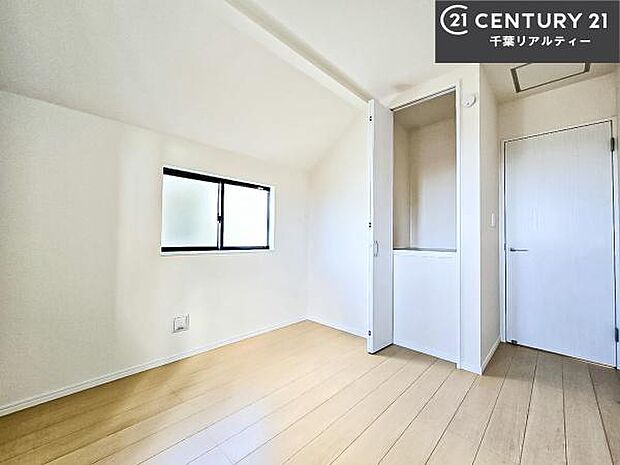 優しい光が差し込む洋室は、朝の目覚めも気持ちが良さそうですね。おうち時間もゆったりと過ごすことができます。優しい色合いのフローリングがどんな家具にもマッチします!