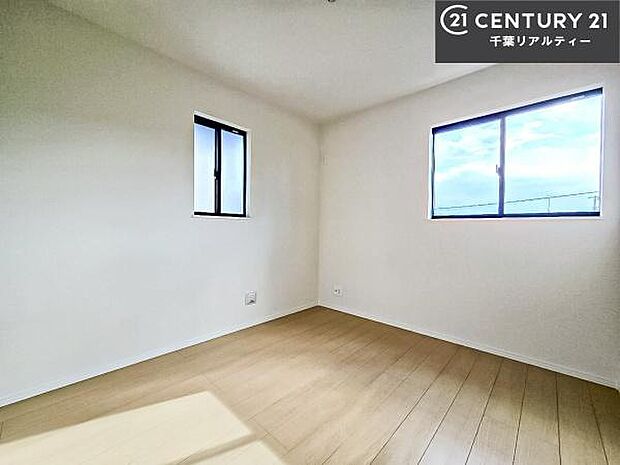 掃き出し窓がないお部屋は、お子様のお部屋としても安心です!収納スペースも充実しているので散らかったお部屋をサッと片付けられます!