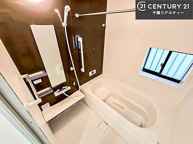 落ち着きある大人の雰囲気のバスルームは、シックなデザインでバスタイムが充実!お仕事頑張っているご褒美にお好みの匂いの入浴剤を入れて、楽しんでみてはいかがでしょうか?