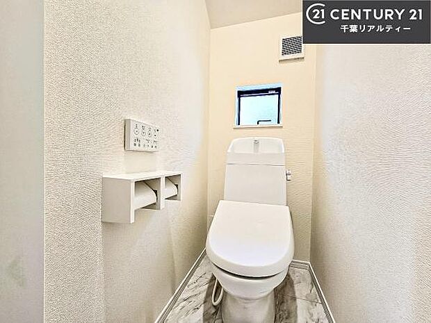 1・2階にトイレがございます!朝の忙しい時間帯も待たずにすみそうですね。白を基調とした清潔感のあるトイレでお手入れがしやすいです!