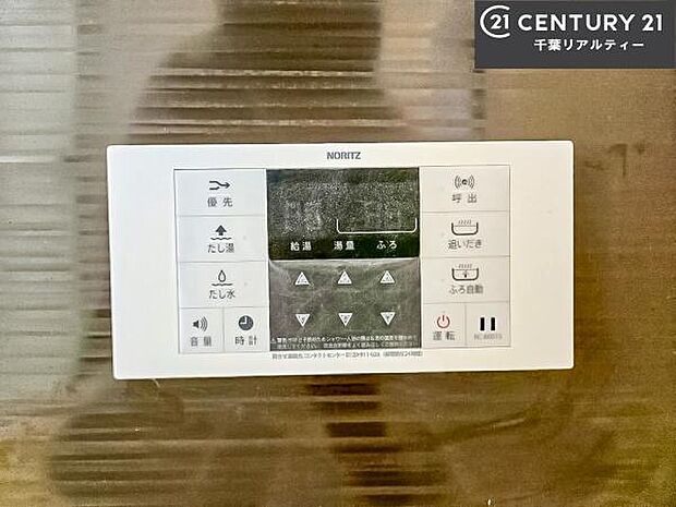 ボタンのスイッチや自動でお風呂の準備が整うため、わざわざ浴室に行ってお湯を入れたり継ぎ足したりする必要がなく便利ですね!追い炊き機能付きです!