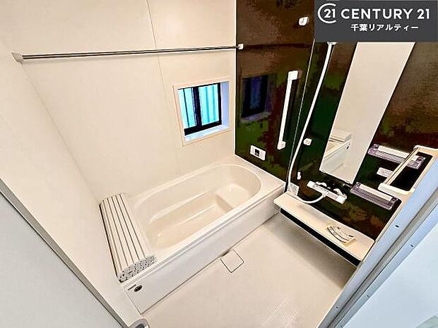 落ち着きある大人の雰囲気のバスルームは、シックなデザインでバスタイムが充実!お仕事頑張っているご褒美にお好みの匂いの入浴剤を入れて、楽しんでみてはいかがでしょうか?