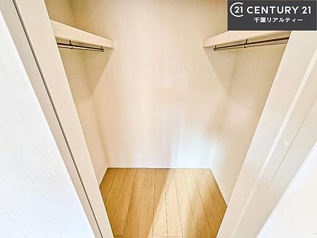 ウォークインクローゼット付きです。たくさんのお洋服などを収納しておけそうですね!他にも扇風機や加湿器など季節物の大きな家電も収納できます。