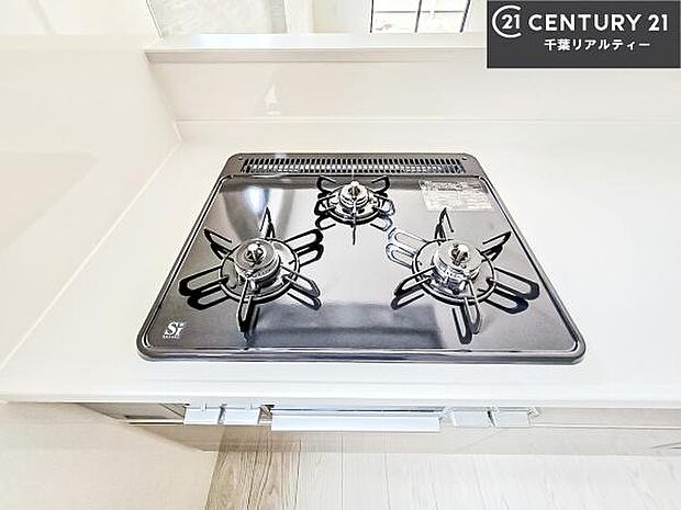 コンロは三口あるのでお料理の同時進行ができます。もちろんグリル付きです。調理スペースも広々している為作業がしやすい!使い勝手が良いシステムキッチンです!