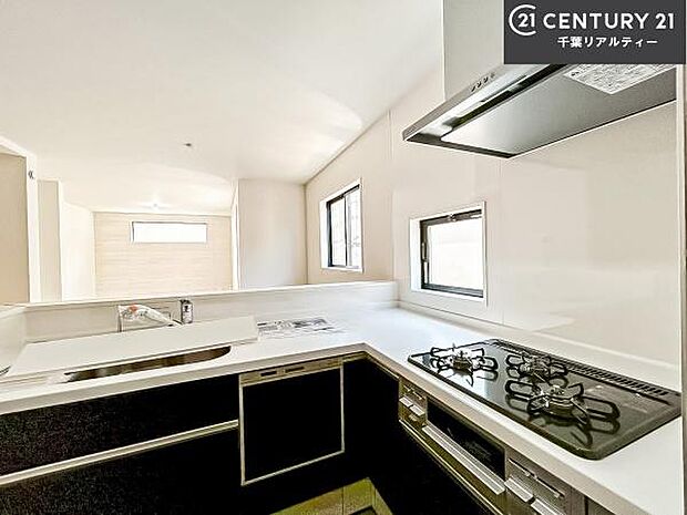 コンロは三口あるのでお料理の同時進行ができます。もちろんグリル付きです。調理スペースも広々している為作業がしやすい!使い勝手が良いシステムキッチンです!