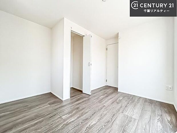 シンプルにデザインされているため、家具を選びません!お気に入りの家具を置いてくつろげる空間を作ることができます。