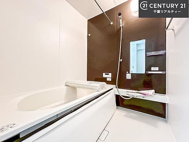 落ち着きある大人の雰囲気のバスルームは、味が出ていてバスタイムが充実!お仕事頑張っているご褒美にお好みの匂いの入浴剤を入れて、楽しんでみてはいかがでしょうか?