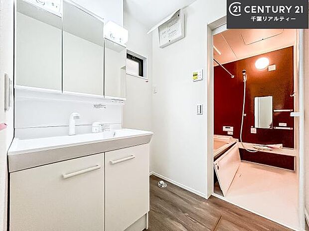 三面鏡仕様の洗面所は、身だしなみがしやすい造り!裏は収納になっています。ドライヤーやお化粧道具を片付けられるので洗面台周りをスッキリと見せることが出来ます!