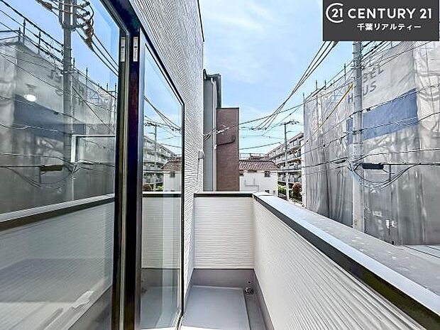 陽当たり良好なバルコニーです!晴れた日には青い空を見渡せる開放的な時間を楽しめます。