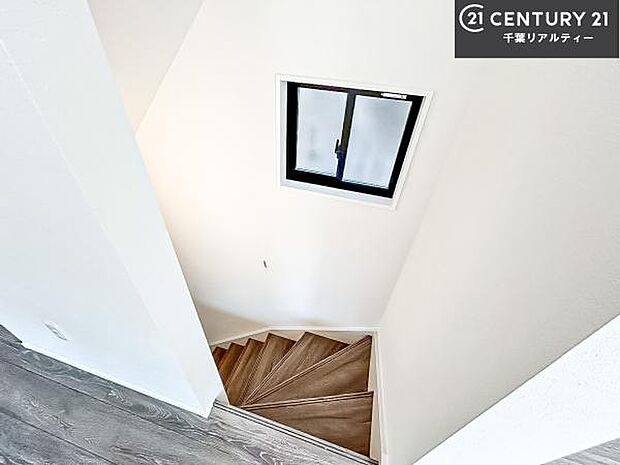 階段は明るく手摺りもついています。お子様やご年配の方も安心してご利用頂けますね。