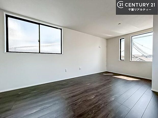 掃き出し窓がないお部屋は、お子様のお部屋としても安心です!収納スペースも充実しているので散らかったお部屋をサッと片付けられます!