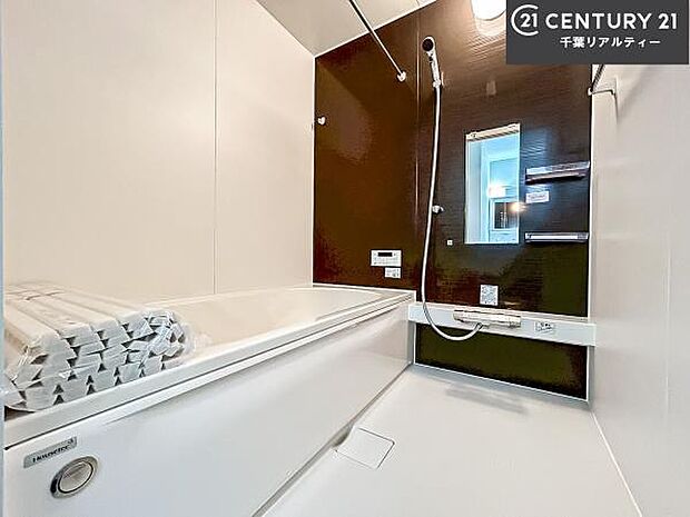 落ち着きある大人の雰囲気のバスルームは、味が出ていてバスタイムが充実!お仕事頑張っているご褒美にお好みの匂いの入浴剤を入れて、楽しんでみてはいかがでしょうか?