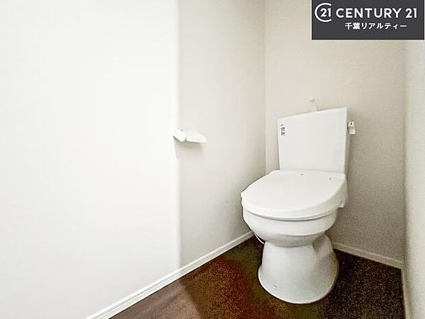 1・2階にトイレがございます!朝の忙しい時間帯も待たずにすみそうですね。白を基調とした清潔感のあるトイレでお手入れがしやすいです!