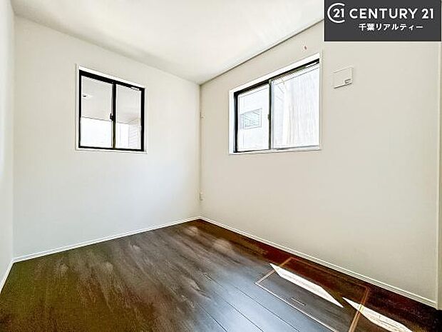 明るく風通しの良い居室です。「シンプル」にデザインされた室内。自由度が高いので家具やレイアウトでお好みの空間を創り上げられます。