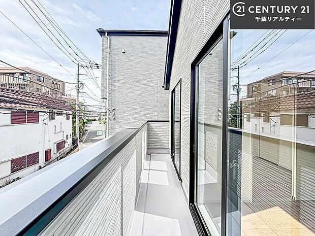 陽当たり良好なバルコニーです!晴れた日には青い空を見渡せる開放的な時間を楽しめます。