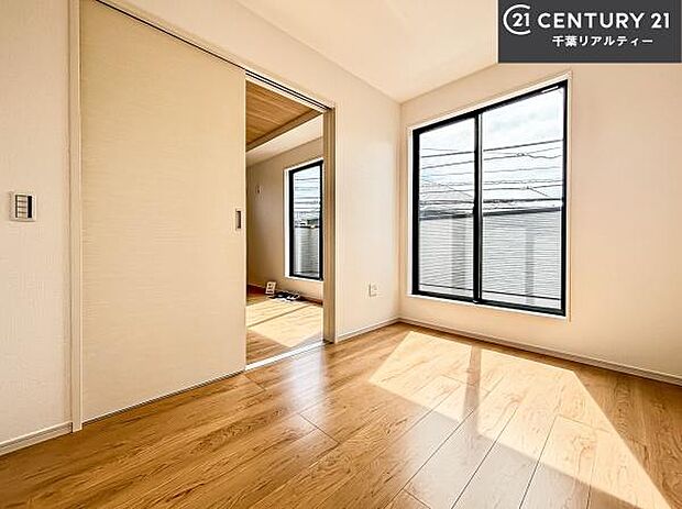 バルコニーに面している洋室です。明るく温もりがあり、換気もしっかりできます!朝起きて、外に出て背伸びをしつつ深呼吸をし良い朝を迎え入れることが出来そうですね!