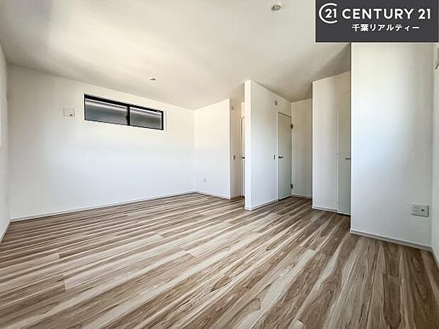 優しい光が差し込む洋室は、朝の目覚めも気持ちが良さそうですね。おうち時間もゆったりと過ごすことができます。